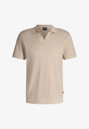 Beżowa koszulka polo z krótkim rękawem o fakturowanym wzorze, z kołnierzem w serek i jednolitym obszyciem. Metka widoczna w pobliżu dolnego brzegu.