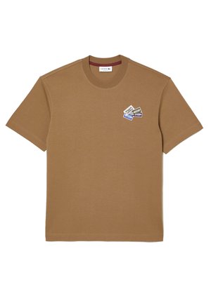 Brązowy t-shirt z krótkim rękawem i okrągłym dekoltem z małymi, wielokolorowymi prostokątnymi naszywkami na lewej piersi.