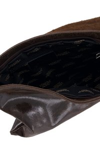 Brun læderpung med en blank overflade, der har et mørkt stofinteriør med gentagne "Venezia" logo mønstre og lynlåslukning.