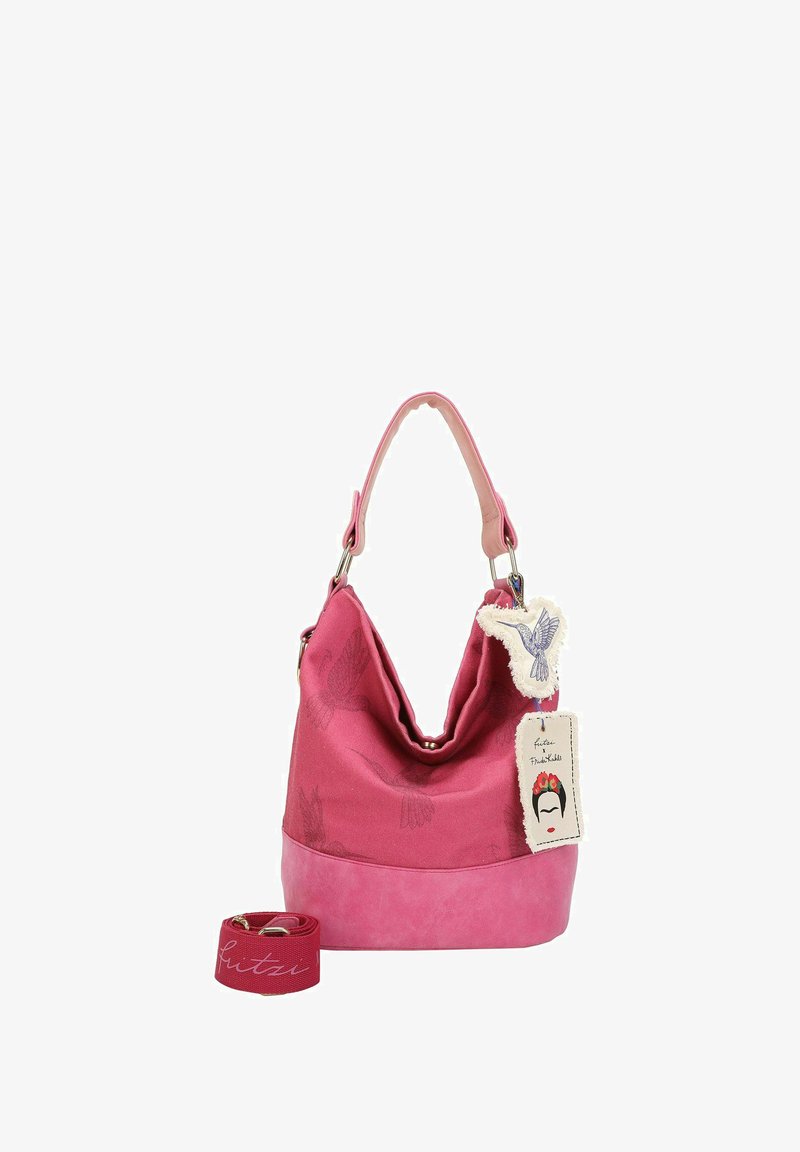 Borsa a spalla di stoffa rosa con una forma morbida, caratterizzata da una texture liscia, una base rosa a contrasto, un'etichetta ricamata e una tracolla removibile.