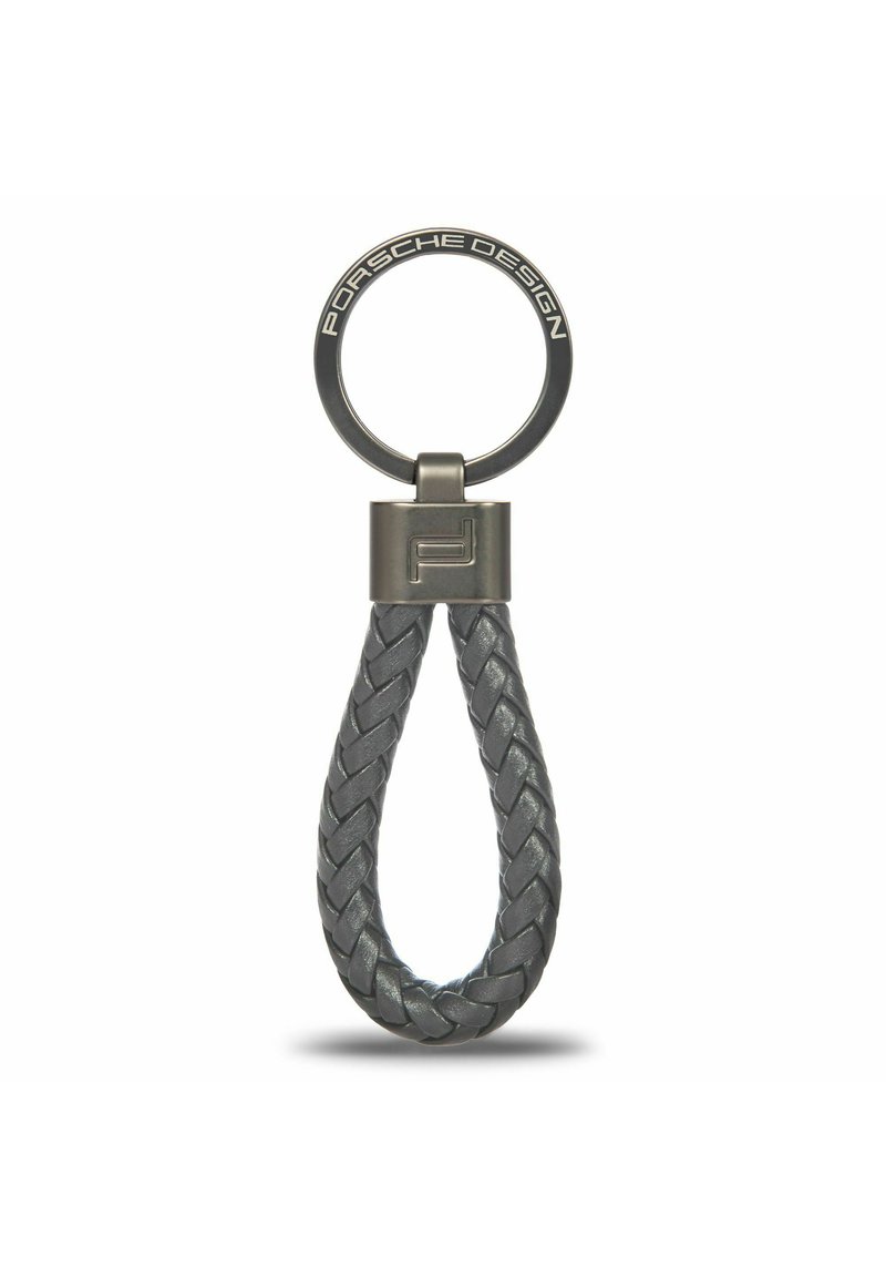 Porte-clés en cuir gris avec un design tressé. Il présente un anneau circulaire en métal gravé "Porsche Design" et un fermoir en métal.