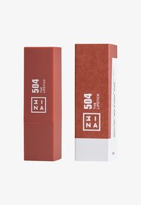 Matte, terrakottafarge leppestift rør og matchende eske, begge med hvit tekst med produktnavn og nummer, minimalistisk design.