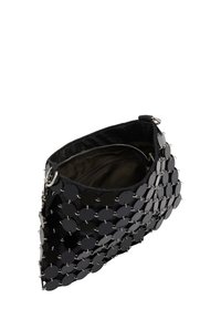 Fekete clutch táska geometrikus mintával, korong alakú díszítőelemekkel, cipzáras belső résszel és sima szövetbéléssel.