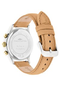 Silberner Edelstahl-Uhr mit einem hellbraunen Lederarmband. Verfügt über drei goldene Drücker, gestickte Details und einen glatten, polierten Gehäuseboden.