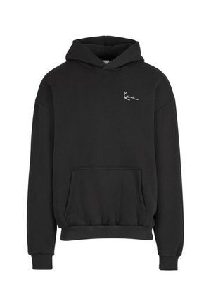 Sudadera negra con capucha y mangas largas, bolsillo tipo canguro delantero, puños y dobladillo acanalados, y pequeño logo blanco de firma en el pecho.