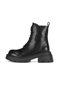 Czarne skórzane botki z grubym obcasem, zaokrąglonym noskiem i sznurowanym przodem. Wyposażone w pętlę do zakładania z tyłu oraz teksturowaną gumową podeszwę.