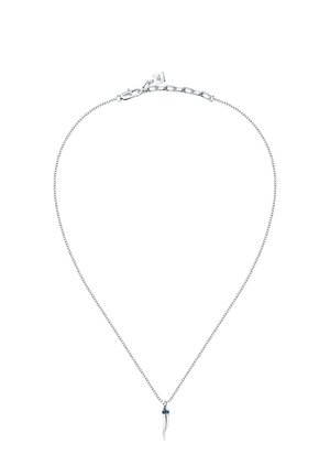 Collana in argento con un pendente sinuoso e elegante, caratterizzato da un accento blu vicino alla parte superiore. La catena presenta una trama fine e una chiusura sicura.