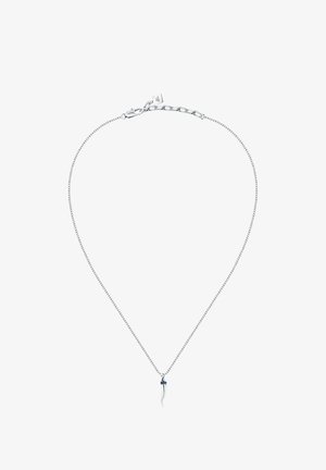Collana in argento con un pendente sinuoso e elegante, caratterizzato da un accento blu vicino alla parte superiore. La catena presenta una trama fine e una chiusura sicura.
