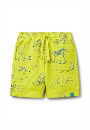 Shorts de bain jaunes vifs avec un motif nautique bleu représentant des palmiers et des voiliers. Comprend une taille élastique et des poches latérales.