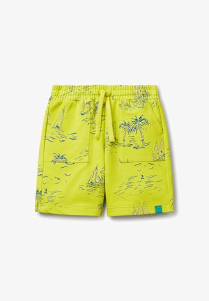 Helle, gelbe Schwimmshorts mit einem blauen nautischen Muster, das Palmen und Segelboote zeigt. Sie haben einen elastischen Bund und Seitentaschen.