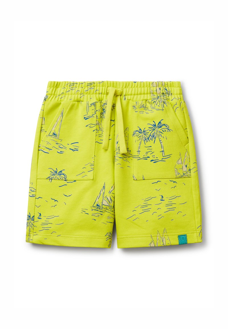 Helle, gelbe Schwimmshorts mit einem blauen nautischen Muster, das Palmen und Segelboote zeigt. Sie haben einen elastischen Bund und Seitentaschen.
