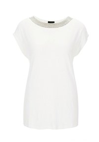 Weißes Kurzarmoberteil mit lockerer Passform, runder Ausschnitt, verziert mit kleinen silbernen Nieten und einer glatten, weichen Textur.