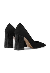 Scarpe con tacco alto in suede nero, con punte appuntite e tacchi a blocco decorati, caratterizzati da una superficie testurizzata e scintillante.