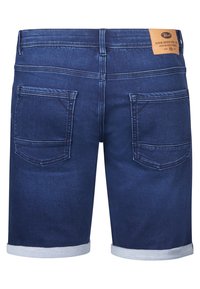 Shorts in denim blu scuro con orlo arrotolato, dotati di due tasche posteriori e di un'etichetta in pelle sul bordo vita. Texture liscia.