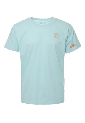 Lichtblauw T-shirt met korte mouwen, met een klein oranje "SWTS" logo op de linkerborst en oranje "WATTS" tekst op de rechtermouw.