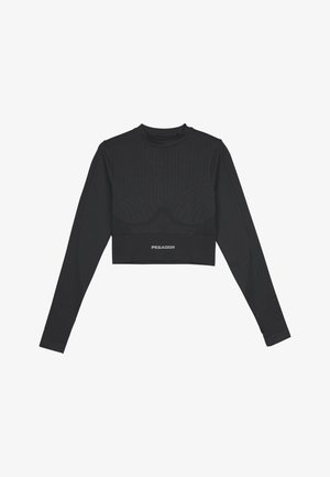 Sort cropped top med lange ærmer, ribbet tekstur, mesh-detaljer på siderne og ordet "PEGADOR" trykt ved kanten.