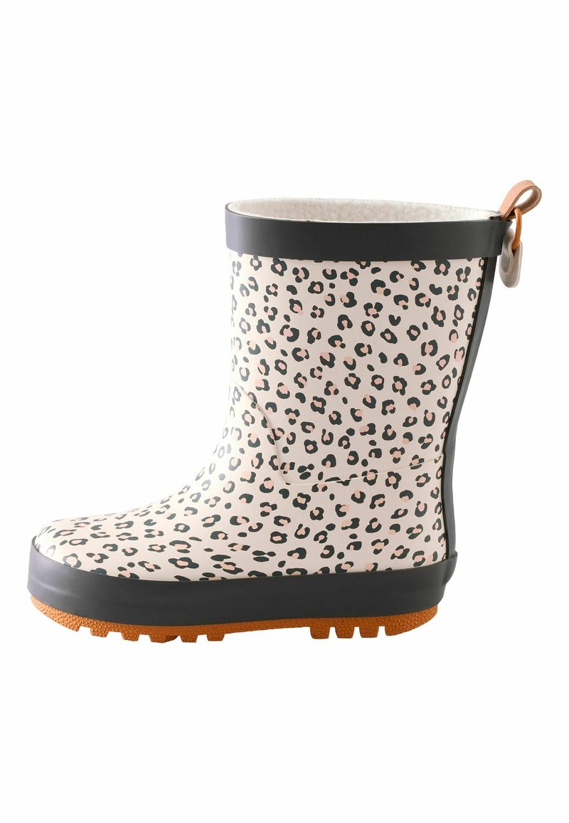 Botte de pluie courte pour enfants avec imprimé léopard beige et noir, bordure noire, semelle orange et languette à l'arrière.