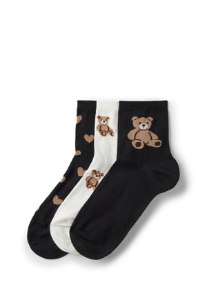 Drie enkelsokken in zwart en wit met bruine teddybeer- en hartpatronen, overlappend gerangschikt op een witte achtergrond.