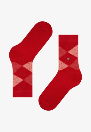 Calcetines rojos con un patrón de diamantes en tonos de rosa. Hechos de un material suave, con puños acanalados y una textura lisa. Detalle pequeño en plateado presente.
