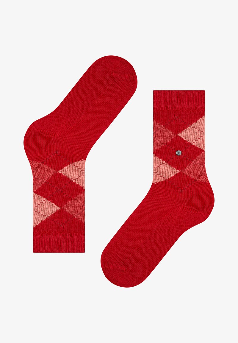 Calcetines rojos con un patrón de diamantes en tonos de rosa. Hechos de un material suave, con puños acanalados y una textura lisa. Detalle pequeño en plateado presente.