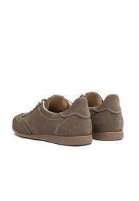 Brązowe zamszowe buty z zaokrąglonym noskiem, przeszyciami i niewielkim obcasem. Tył zdobi ozdobny akcent przy kołnierzu.