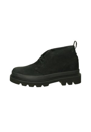 Stivaletti alla caviglia in suede nero caratterizzati da un design a profilo basso, punta tonda e suola in gomma robusta con tasselli di trazione pronunciati.