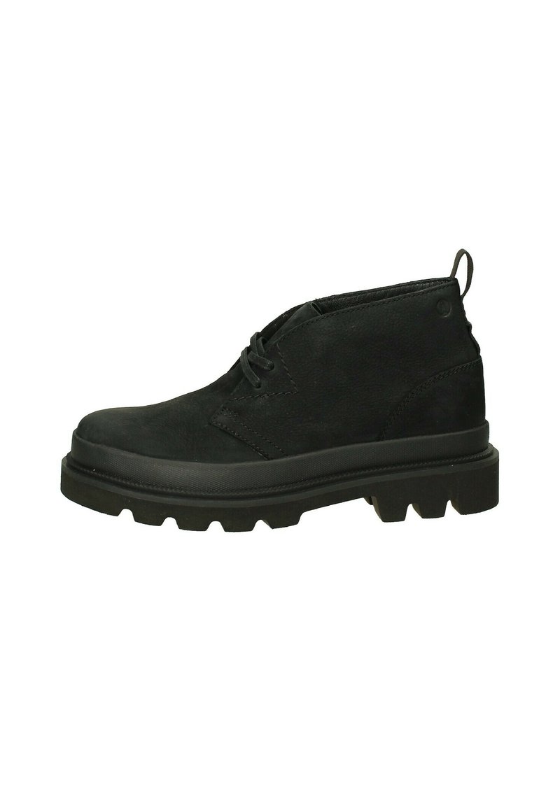 Stivaletti alla caviglia in suede nero caratterizzati da un design a profilo basso, punta tonda e suola in gomma robusta con tasselli di trazione pronunciati.
