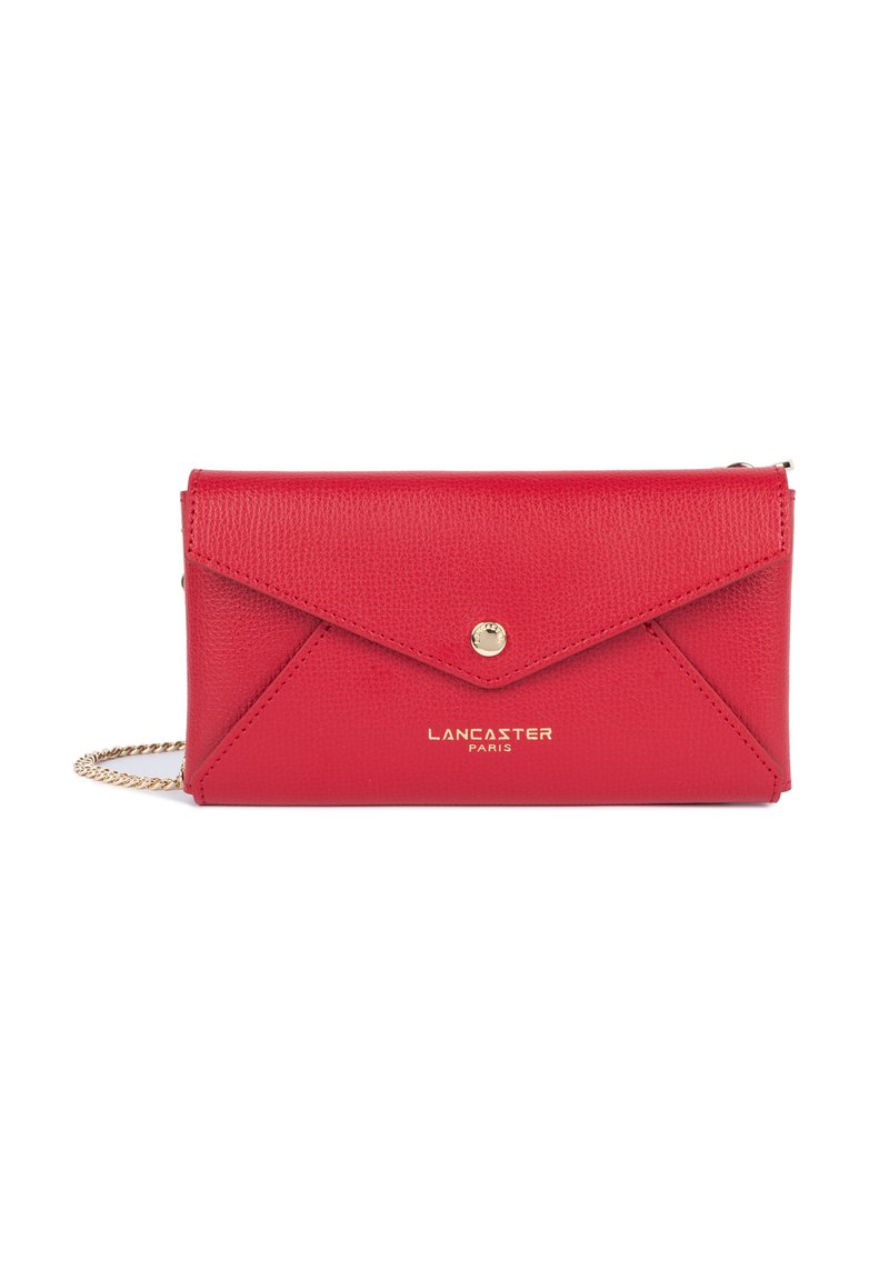 Pochette rouge en cuir style enveloppe avec bouton-pression doré, bandoulière chaîne dorée et logo "Lancaster Paris" sur le devant.