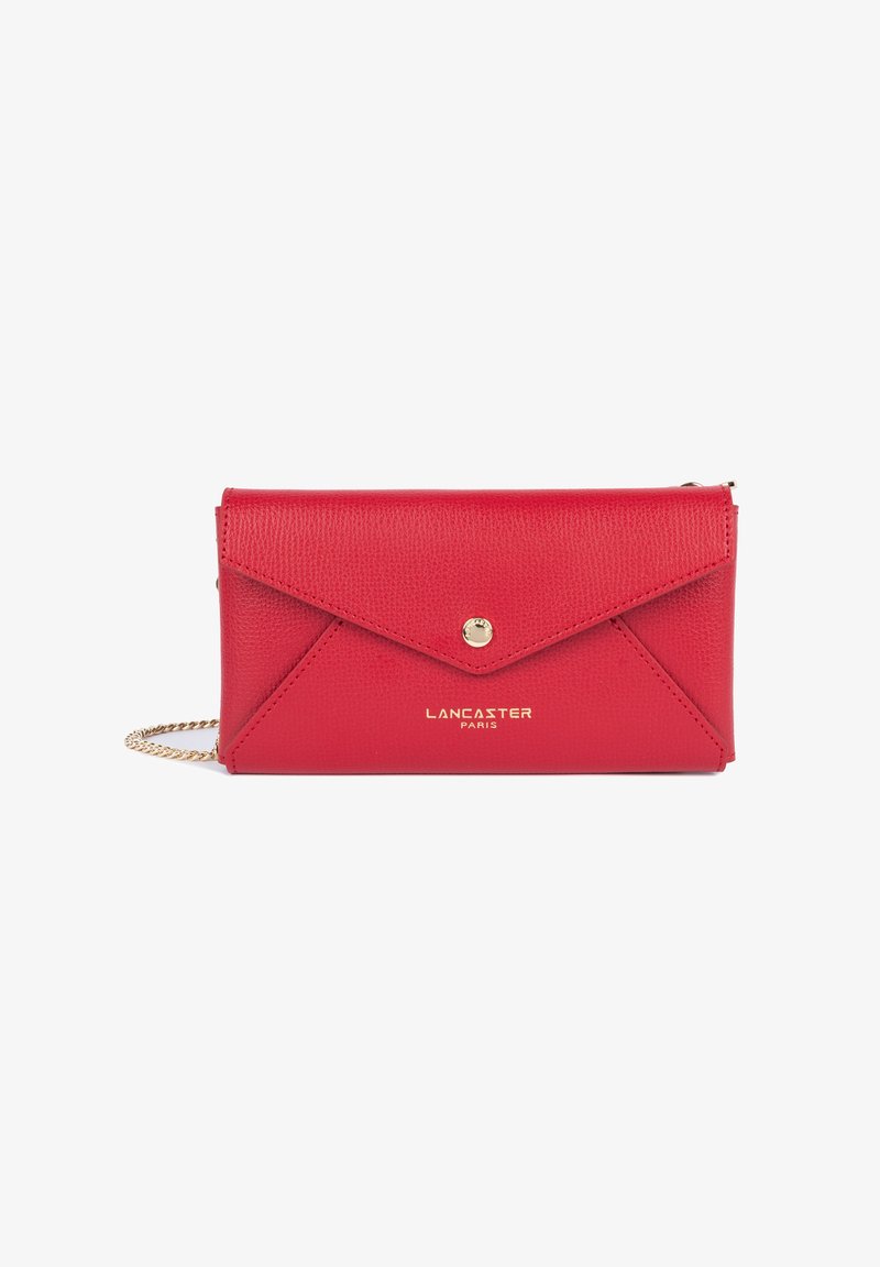 Pochette rouge en cuir style enveloppe avec bouton-pression doré, bandoulière chaîne dorée et logo "Lancaster Paris" sur le devant.