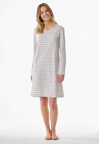 Paski koszula nocna z dekoltem w szpic w jasnoszarym kolorze z ciemniejszymi szarymi poziomymi paskami. Długie rękawy, luźny krój, długość do kolan, miękka tekstura materiału.