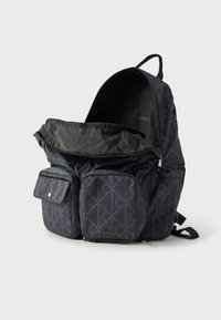 Mochila acolchada negra con una gran apertura, presenta un patrón de logotipo, dos bolsillos frontales y correas ajustables. Textura suave, diseño elegante.