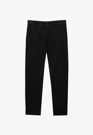 Czarne, dopasowane spodnie z guzikiem, szlufkami na pasek i bocznymi kieszeniami, pokazane na białym tle.