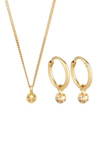 Guldfarvet smykkesæt bestående af en kædenecklace med en vedhæng og matchende hoops øreringe, begge med dekorative sfæriske charms.