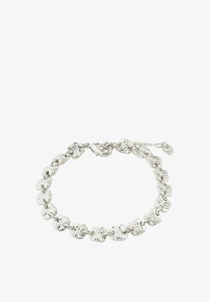 Srebrna bransoletka z teksturowanymi, nieregularnymi kwadratowymi ogniwami połączonymi małymi pierścieniami oraz zapięciem typu lobster z regulowanym łańcuszkiem.