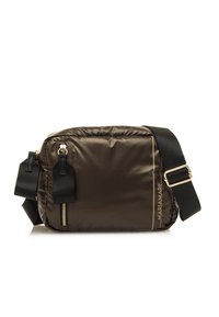 Borsa a tracolla in nylon marrone con un design elegante e imbottito. Caratterizzata da una zip dorata, cinturino nero e logo del marchio stampato in oro.