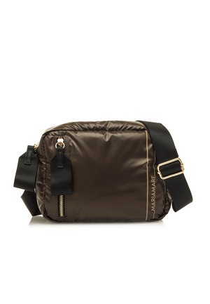 Sac bandoulière en nylon marron au design élégant et rembourré. Il présente une fermeture éclair dorée, une sangle noire et un logo de marque imprimé en doré.