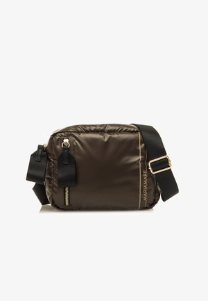 Sac bandoulière en nylon marron au design élégant et rembourré. Il présente une fermeture éclair dorée, une sangle noire et un logo de marque imprimé en doré.