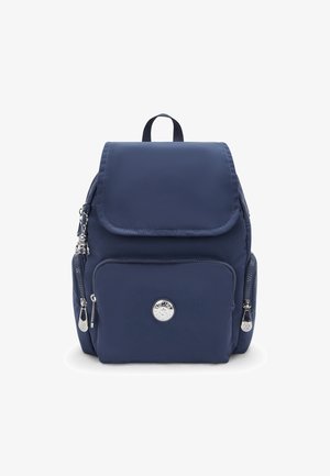 Sac à dos bleu marine en tissu doux, avec une fermeture à rabat, une poche zippée à l'avant et des accents en métal argenté. Design compact et structuré.