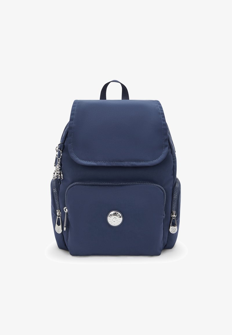 Zaino blu navy realizzato in tessuto morbido, con chiusura a patta, tasca anteriore con zip e dettagli in metallo argentato. Design compatto e strutturato.