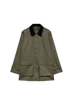 Šviesiai alyvuogių žalios spalvos striukė su juodu korduro lininiu apykakliu, priekinėmis kišenėmis su atvartais, paslėptu priekinės uždarymo mechanizmu ir reguliuojamais rankogaliais.