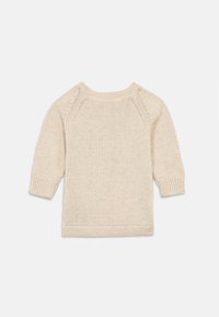 Pull en maille couleur crème avec des manches longues, un col rond, des poignets et un ourlet côtelés, et une texture douce. Présente un design de manches raglan.