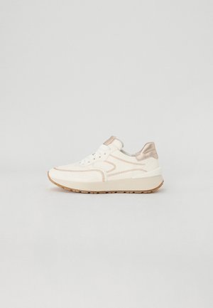 Witte sportieve sneakers met beige accenten, een gladde leren textuur en een dikke, lichtgekleurde zool. Beschikt over subtiele stikdetails.