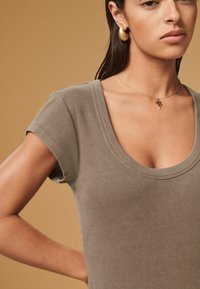 Next SLIM FIT SCOOP NECK STRETCH SHORT SLEEVE - Pamata T-krekls - chocolate brown