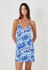 Vestido azul y blanco con un patrón de hojas, con tirantes finos, escote en V y un corte holgado. Tejido texturizado con un diseño ligero.
