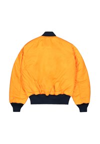Lys orange bomberjakke med sorte ribstrikkede manchetter, linning og krave, vist bagfra på en hvid baggrund.