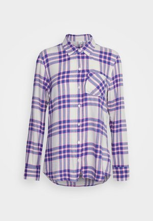 Chemise à manches longues avec col, base blanche à motif à carreaux rose et bleu, avec une poche poitrine unique inclinée sur le côté gauche.