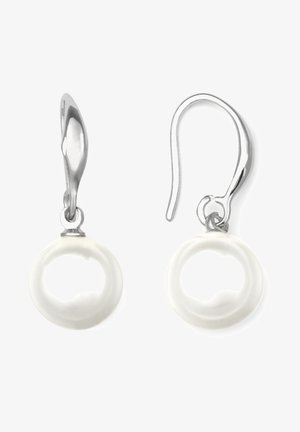 Hopeiset lever-back -korvakorut, joissa on pyöreät valkoiset helmet, sileä pinta ja kiiltävä viimeistely. Yksinkertainen ja tyylikäs muotoilu, jossa on kontrastisia materiaaleja.