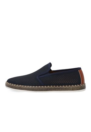Herren-Slipper in Marineblau mit perforiertem Obermaterial, braunem Fersenlasche, geflochtenem Zwischensohleneinsatz und weißer Gummiaußensohle.