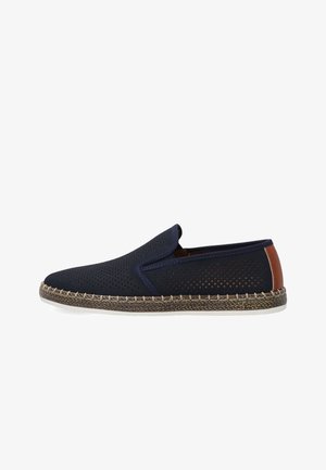 Herren-Slipper in Marineblau mit perforiertem Obermaterial, braunem Fersenlasche, geflochtenem Zwischensohleneinsatz und weißer Gummiaußensohle.