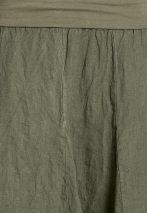 Luftig geschnittenes, olivgrünes Leinenkleid mit gerafftem Bund und weicher Textur, das dezente Falten und ein einfaches Oberteil-Design aufweist.